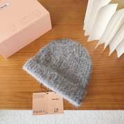 Uubags Miu Miu beanie with logo in gray - 5