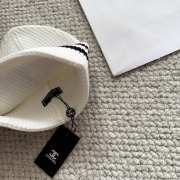 Uubags Chanel knit beanie hat with logo in white - 3