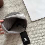 Uubags Chanel knit beanie hat with logo in grey - 3