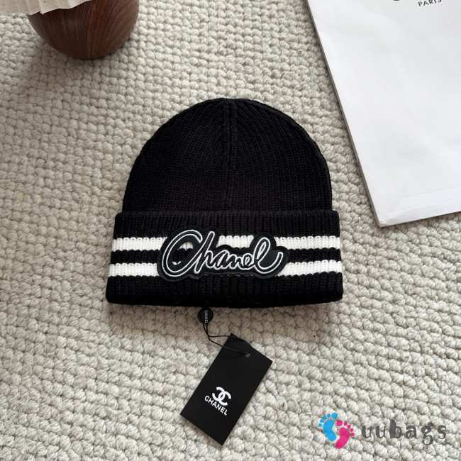 Uubags Chanel knit beanie hat with logo in black - 1