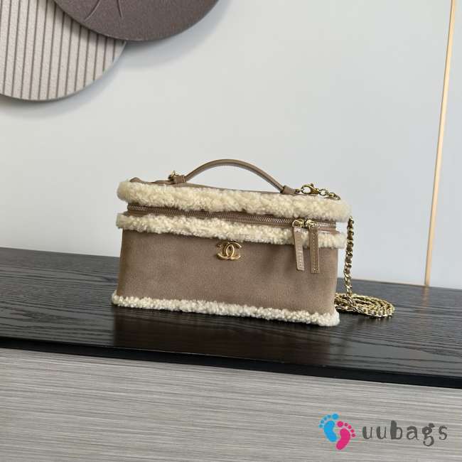 Uubags Chanel Vanity Case with Top Handle in Beige Shearling Sheepskin & Gold-Tone Metal 17x19.5x5.5cm - 1