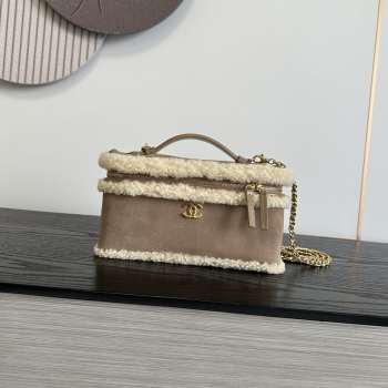 Uubags Chanel Vanity Case with Top Handle in Beige Shearling Sheepskin & Gold-Tone Metal 17x19.5x5.5cm