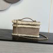 Uubags Chanel Vanity Case with Top Handle in Beige Shearling Sheepskin & Gold-Tone Metal 17x19.5x5.5cm - 5