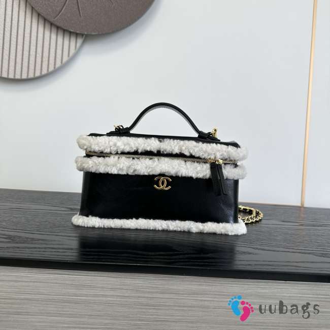 Uubags Chanel Vanity Case with Top Handle in Black Shearling Sheepskin & Gold-Tone Metal 17x19.5x5.5cm - 1