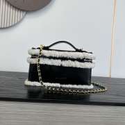 Uubags Chanel Vanity Case with Top Handle in Black Shearling Sheepskin & Gold-Tone Metal 17x19.5x5.5cm - 3