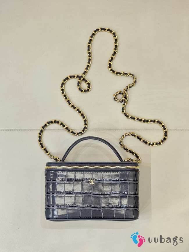 Uubags Chanel 2026 crocodile embossed vanity case in grey with chain 17cm - 1