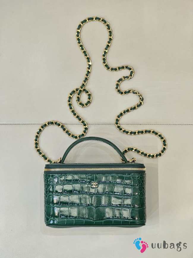 Uubags Chanel 2026 crocodile embossed vanity case in green with chain 17cm - 1