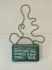 Uubags Chanel 2026 crocodile embossed vanity case in green with chain 17cm - 1