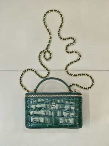 Uubags Chanel 2026 crocodile embossed vanity case in green with chain 17cm