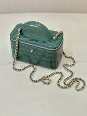 Uubags Chanel 2026 crocodile embossed vanity case in green with chain 17cm - 2