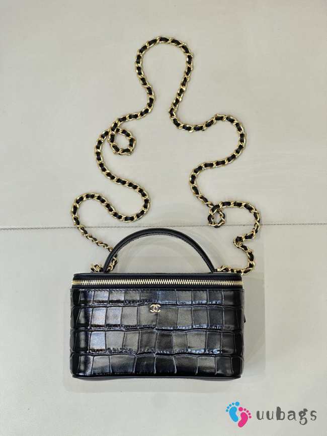 Uubags Chanel 2026 crocodile embossed vanity case in black with chain 17cm - 1