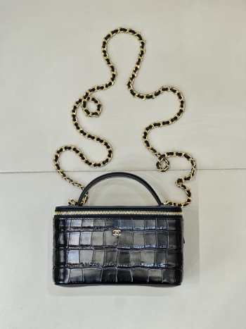 Uubags Chanel 2026 crocodile embossed vanity case in black with chain 17cm
