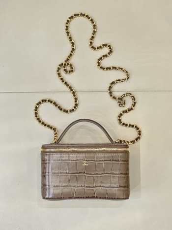 Uubags Chanel 2026 crocodile embossed vanity case in dark khaki with chain 17cm
