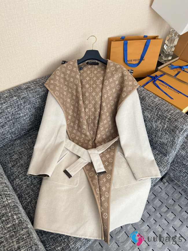 Uubags Louis Vuitton 1AKEXS Reversible Wrap Jacket White Beige/Camel Brown - 1