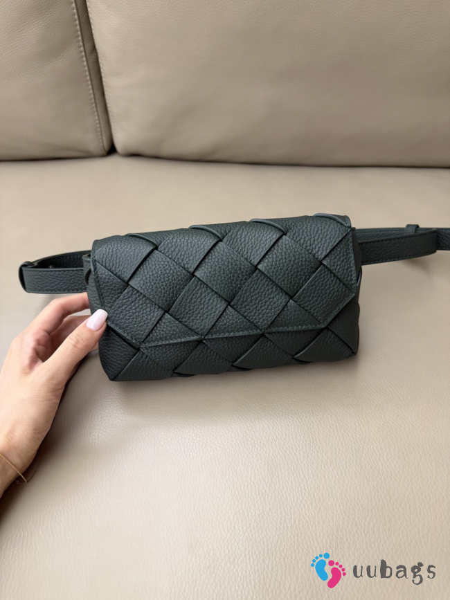 Uubags Bottega Veneta Diago belt bag in alpi green grained Intreccio leather 19x5x10cm - 1