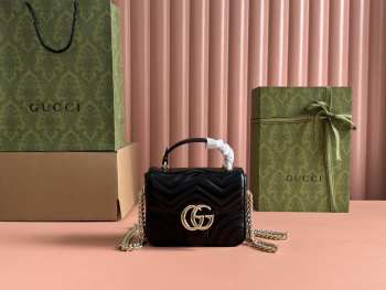 Uubags Gucci Marmont mini top handle bag in black with gold buckle 17x13x6cm