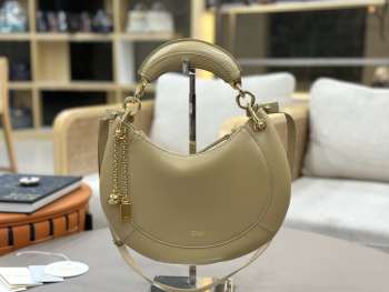 Uubags small Chloé Banana zipped hobo bag in soft leather beige 31x20x2.5cm