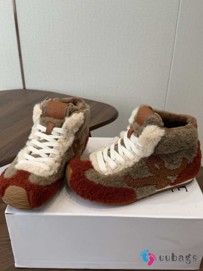 Uubags Loewe Ballet Runner 2.0 shearling sneakers in beige - 1