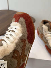 Uubags Loewe Ballet Runner 2.0 shearling sneakers in beige - 4