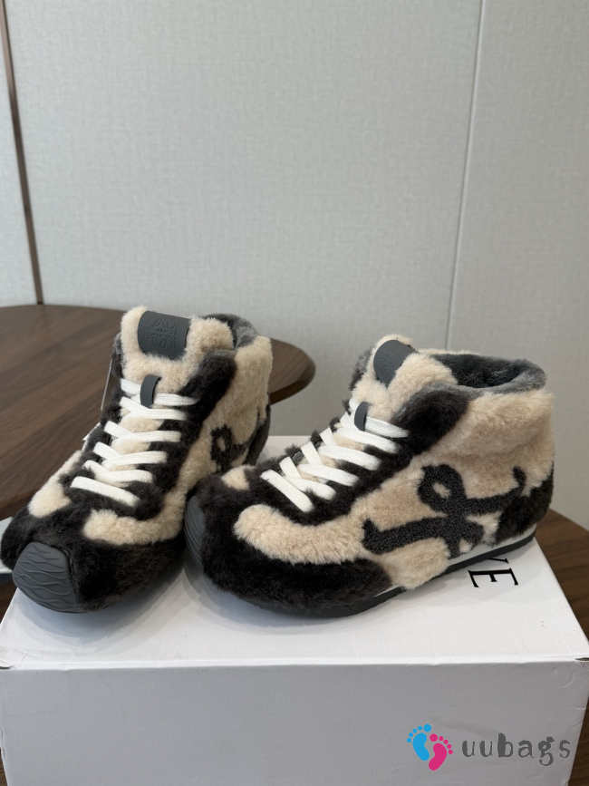 Uubags Loewe Ballet Runner 2.0 shearling sneakers in black - 1