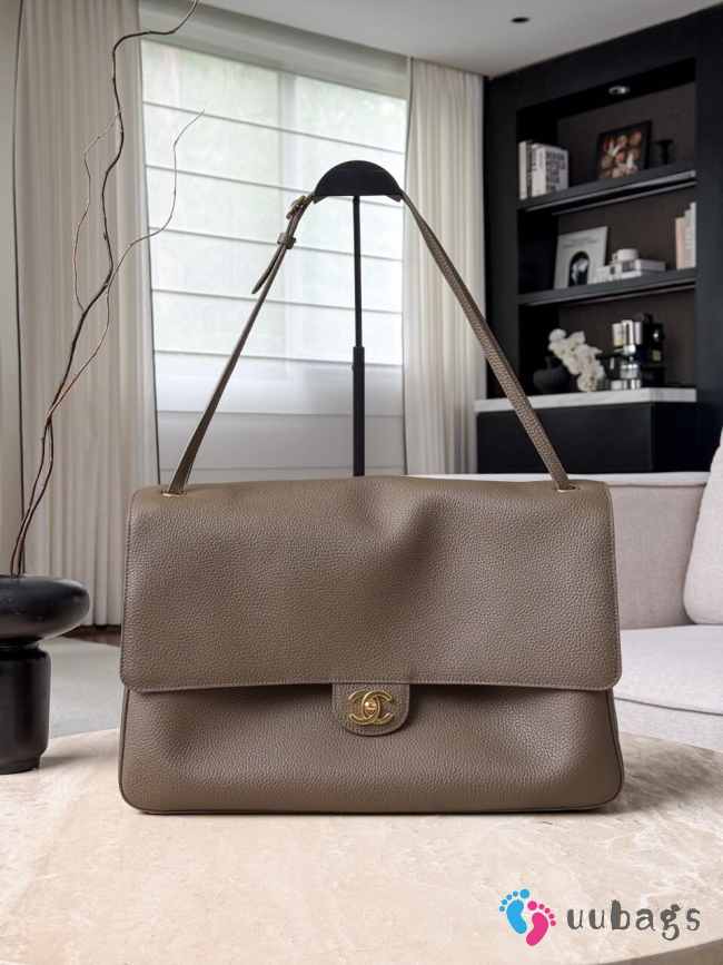 New Arrivals 2026 Chanel Maxi flap bag calfskin with grain effect & gold metallic in light brown 26x38.5x11cm - 1