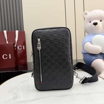 Uubags Gucci GG Emblem medium crossbody bag in black smooth leather 17x28x3cm